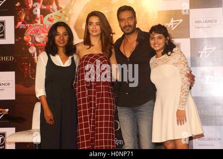 Bollywood-Schauspieler Tannishtha Chatterjee, Surveen Chawla, Ajay Devgan und Lehar Khan Pressekonferenz film ausgetrocknet Mumbai Stockfoto