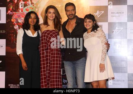 Bollywood-Schauspieler Tannishtha Chatterjee, Surveen Chawla, Ajay Devgan und Lehar Khan Pressekonferenz der film ausgetrocknet Mumbai Stockfoto