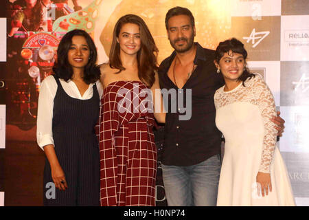 Bollywood-Schauspieler Tannishtha Chatterjee, Surveen Chawla, Ajay Devgan und Lehar Khan der Pressekonferenz film ausgetrocknet Mumbai Stockfoto