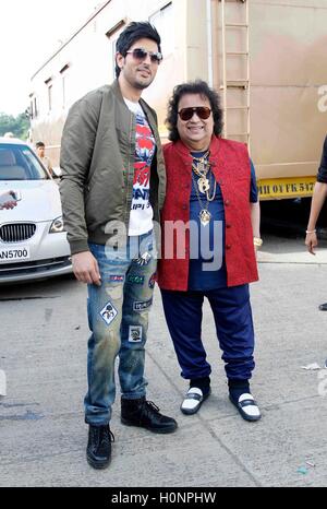 Bollywood-Schauspieler Rishi Bhutani und Musikkomponist Bappi Lahiri während der Dreharbeiten vor Ort des kommenden Films Ramratan Mumbai India Asia Stockfoto