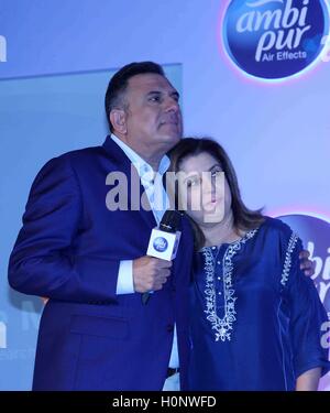 Bollywood-Schauspieler Boman Irani und Filmemacher Farah Khan während einer Werbeveranstaltung von Ambi Pur, in Mumbai, Indien Stockfoto