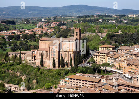 Blick auf die Basilika San Domenico aus Torre del Mangia, Siena, Provinz Siena, Toskana, Italien Stockfoto