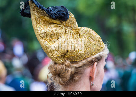 Headwear, Golden Cap, weiblichen Kostüm, Oktoberfest, München, Oberbayern, Bayern, Deutschland Stockfoto