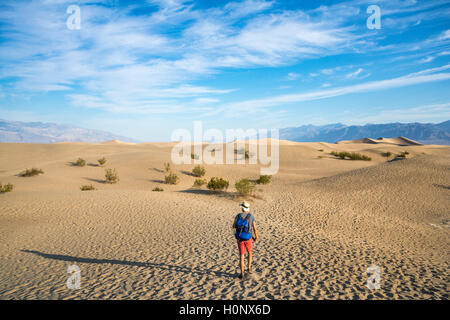 Junge Menschen wandern auf Dünen, touristische, Mesquite flachen Sand Dünen, ausläufern von Amargosa Range hinter, Death Valley Stockfoto