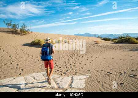 Junge Menschen wandern auf Dünen, touristische, Mesquite flachen Sand Dünen, Death Valley, Death Valley National Park, Kalifornien, USA Stockfoto