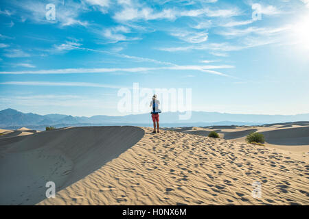 Junger Mann fotografieren Sanddünen, touristische, Mesquite flachen Sand Dünen, ausläufern von Amargosa Range hinter, Death Valley Stockfoto