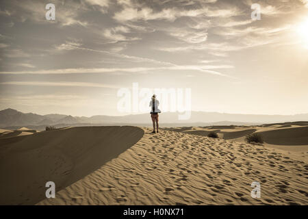 Junger Mann fotografieren Sanddünen, touristische, Mesquite flachen Sand Dünen, ausläufern von Amargosa Range hinter, Death Valley Stockfoto