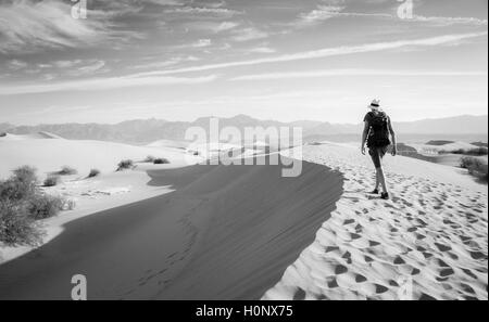 Junge Menschen wandern auf Dünen, touristische, Mesquite flachen Sand Dünen, ausläufern von Amargosa Range hinter, Death Valley Stockfoto