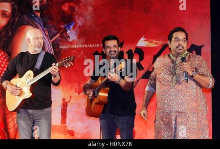 Der Bollywood-Musikkomponist Ehsaan Noorani und Loy Mendonsa sowie der Sänger Shankar Mahadevan lancieren den Film Mirzya in Mumbai, Indien, Asien Stockfoto