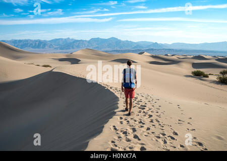 Junge Menschen wandern auf Dünen, touristische, Mesquite flachen Sand Dünen, ausläufern von Amargosa Range hinter, Death Valley Stockfoto