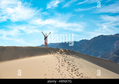 Junge Mann auf Sand dune, Mesquite flachen Sand Dünen, Death Valley, Death Valley National Park, Kalifornien, USA Stockfoto