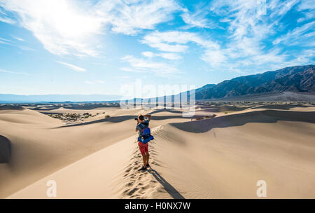 Junger Mann fotografieren Sanddünen, touristische, Mesquite flachen Sand Dünen, ausläufern von Amargosa Range hinter, Death Valley Stockfoto