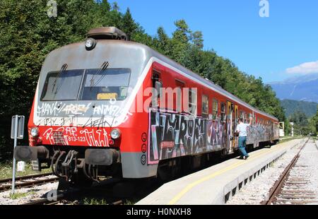 Graffiti bedeckt Diesel Triebzug Zug am Bahnsteig im Bahnhof Bled Jezero, Gorenjska, Slowenien. Stockfoto