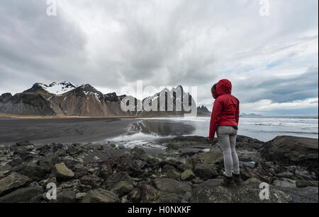 Wanderer mit Blick auf Berge, und Eystrahorn Klifatindur Kambhorn, stokksnes Landspitze, Klifatindur Gebirge, Region Ost Stockfoto