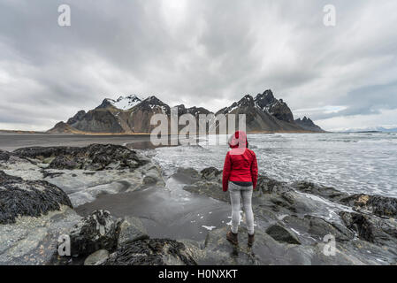 Wanderer mit Blick auf Berge, und Eystrahorn Klifatindur Kambhorn, stokksnes Landspitze, Klifatindur Gebirge, Region Ost Stockfoto