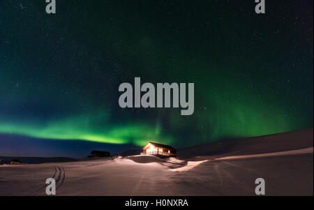 Nordlicht, Aurora borealis über Hütte im Schnee, Mývatn, North Island, Island Stockfoto