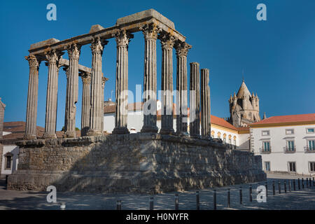 Römische Tempel der Diana und Turm der Kathedrale Evora Alentejo Portugal Stockfoto
