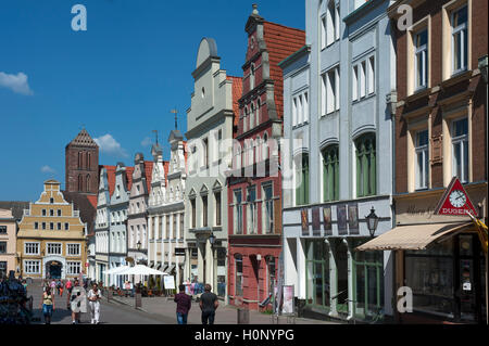 Restaurierten, bunten Fassaden der Häuser in der Fußgängerzone, hinter St. Nikolai, Wismar, Mecklenburg-Vorpommern, Deutschland Stockfoto