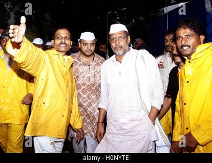 Bollywood-Schauspieler Nana Patekar teilnehmen, in einer Prozession für das Eintauchen des Lord Ganesh Mumbai Stockfoto