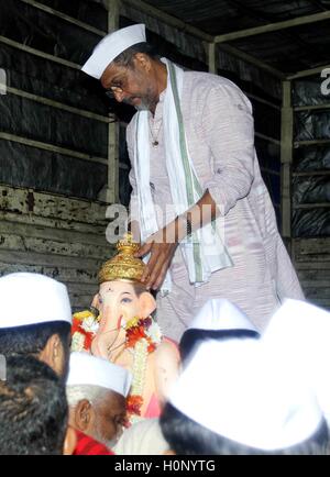 Bollywood-Schauspieler Nana Patekar teilnehmen Prozession eintauchen Lord Ganesh am letzten Tag des Ganesh Festivals in Mumbai Stockfoto