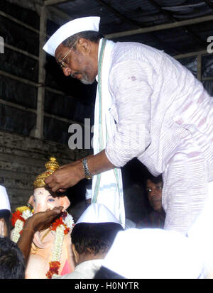 Bollywood-Schauspieler Nana Patekar teilnehmen Prozession Eintauchen des Lord Ganesh am Finaltag des Ganesh Festivals Mumbai Stockfoto