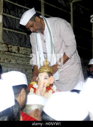 Bollywood-Schauspieler Nana Patekar teilnehmen Prozession Eintauchen des Lord Ganesh am Finaltag des Ganesh Festivals Mumbai Stockfoto