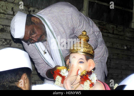 Bollywood-Schauspieler Nana Patekar teilnehmen Prozession Eintauchen des Lord Ganesh am Finaltag des Ganesh Festivals Mumbai Stockfoto