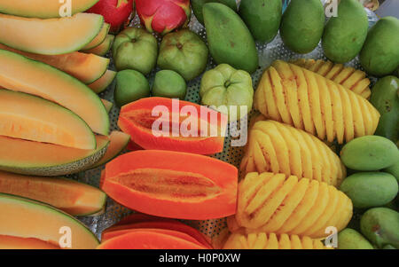 Obst bezieht sich auf die Auswirkungen der Ausbreitung durch das Geschlecht der Pflanzen. Der Mann kann Essen und die meisten werden nicht Bohnenkraut Stockfoto