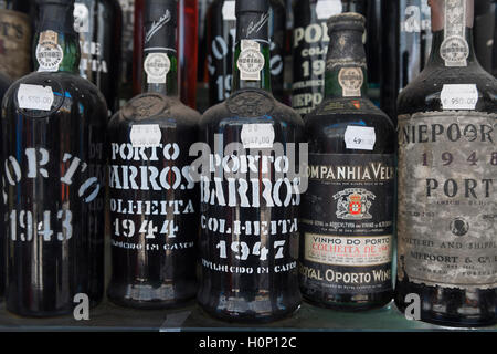 Flaschen Vintage Port. Wein-Shop. Baixa. Lissabon Portugal Stockfoto