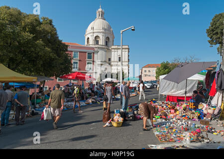 Feira da Ladra Thieves Markt. Kirche von Santa Engracia. Campo de Santa Clara Lissabon Portugal Stockfoto