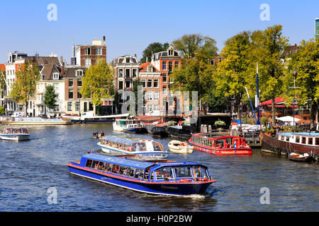 Ausflugsboote an der Amstel im Herzen von Amsterdam Stockfoto