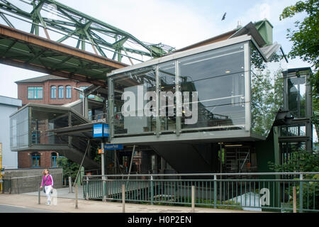 Deutschland, Nordrhein-Westfalen, Wuppertal, betrieblich Wupperfeld der Wuppertaler Schwebebahn Stockfoto