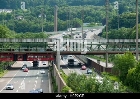 Deutschland, Nordrhein-Westfalen, Wuppertal, Schwebebahn über der Autobahn am Sonnborner Kreuz Stockfoto