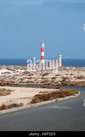 Fuerteventura: die Wüste Landschaft und die Straße zum El Toston Leuchtturm, dessen ursprüngliche Struktur wurde 1897 im Nordwesten der Insel eröffnet Stockfoto