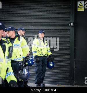 Blond, weibliche Polizisten, starrt nervös die Kamera während diensthabenden schauen Bristol Rovers Fußballfans Stockfoto