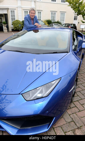 NUR zur redaktionellen Nutzung Tiff Needell, ehemalige Grand-Prix-Fahrer schließt sich ein Team von Experten an der EuroMillions-Akademie, die von The National Lottery, eine immer größer werdende Band der Millionäre, in Hotel Du Vin Wimbledon im Süden Londons Luxus-Lifestyle-Beratung anzubieten zusammengetragen wurden. Stockfoto