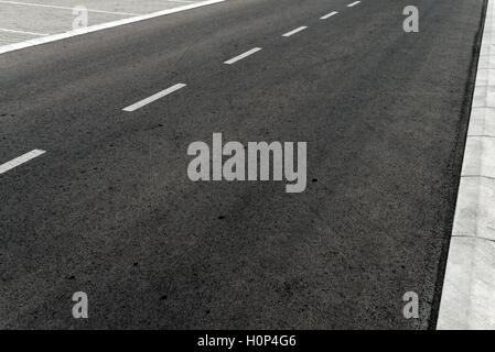 Leere zweispurige Asphalt Straße Landstraße verschwinden in Sicht Stockfoto