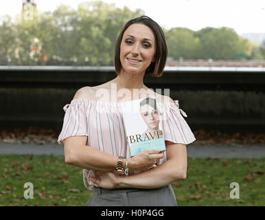 Adele Bellis, 24, die für Ihr Leben in einem Säureangriff orchestriert von ihrem controlling Freund in Victoria Tower Gardens, London gezeichnet wurde. Stockfoto