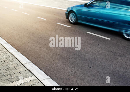 Auto auf der Landstraße in Richtung Sonne, Bewegungsunschärfe Effekt Stockfoto