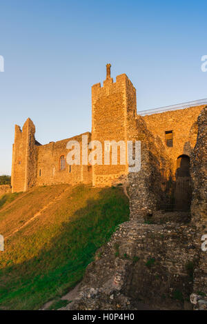 Castle England Sunset UK, Blick auf eine Festung aus dem 12. Jahrhundert in Framlingham Suffolk, bei Sonnenuntergang von der umliegenden Parklandschaft aus, England, Großbritannien, aus gesehen Stockfoto