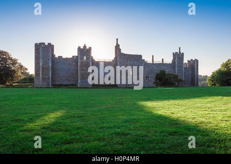 Framlingham Castle, Suffolk, Sonnenuntergang hinter Framlingham Castle, eine Festung des 12. Jahrhunderts in East Anglia, England, UK Stockfoto