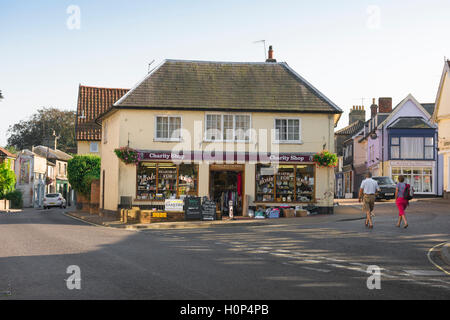 UK Dorfstraße, Ansicht von hinten von einem Paar mittleren Alters zu Fuß entlang der High Street in Saxmundham, Suffolk, England, UK. Stockfoto