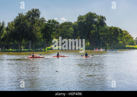 Thorpeness Meare Suffolk. Kanufahrer genießen einen Sommernachmittag auf Thorpeness Meare in Suffolk, England, Großbritannien. Stockfoto