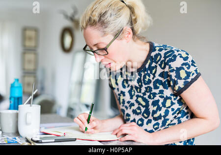 Frau zu Hause organisieren Stockfoto