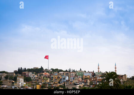 Region des Kadifekale Landschaft aus antiken Stadt Agora, türkische Flagge und zwei Minarette im Rahmen. Stockfoto