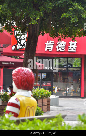 Schlacht von Fast-Food-Läden Stockfoto