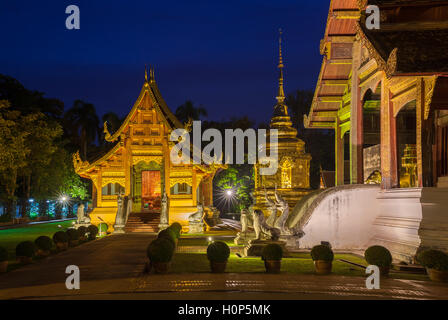 Abenddämmerung Blick auf den Tempel Wat Phra Singh, der am meisten verehrten Tempel in Chiang Mai, Thailand. Stockfoto