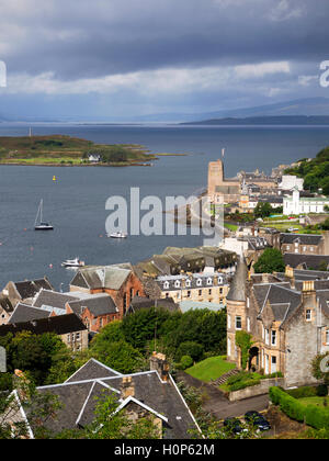 Blick über Oban Bay und St. Columbas Kathedrale von McCaigs Turm über Oban, Argyll und Bute Schottland Stockfoto