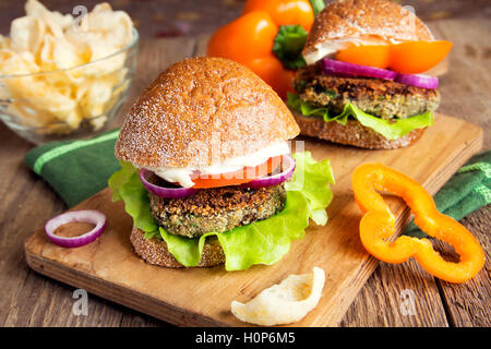 Vegetarische Linsensuppe Burger mit Gemüse auf Holzbrett - gesunde schmackhafte vegetarische Snack (Essen, Mittagessen) Stockfoto