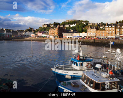 Angelboote/Fischerboote von Kai und das Meer bei Sonnenuntergang in Oban, Argyll und Bute Schottland Stockfoto